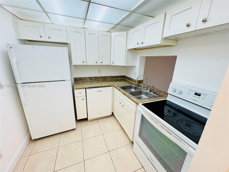 For Sale: $112,000 (1 beds, 1 baths, 735 Square Feet)