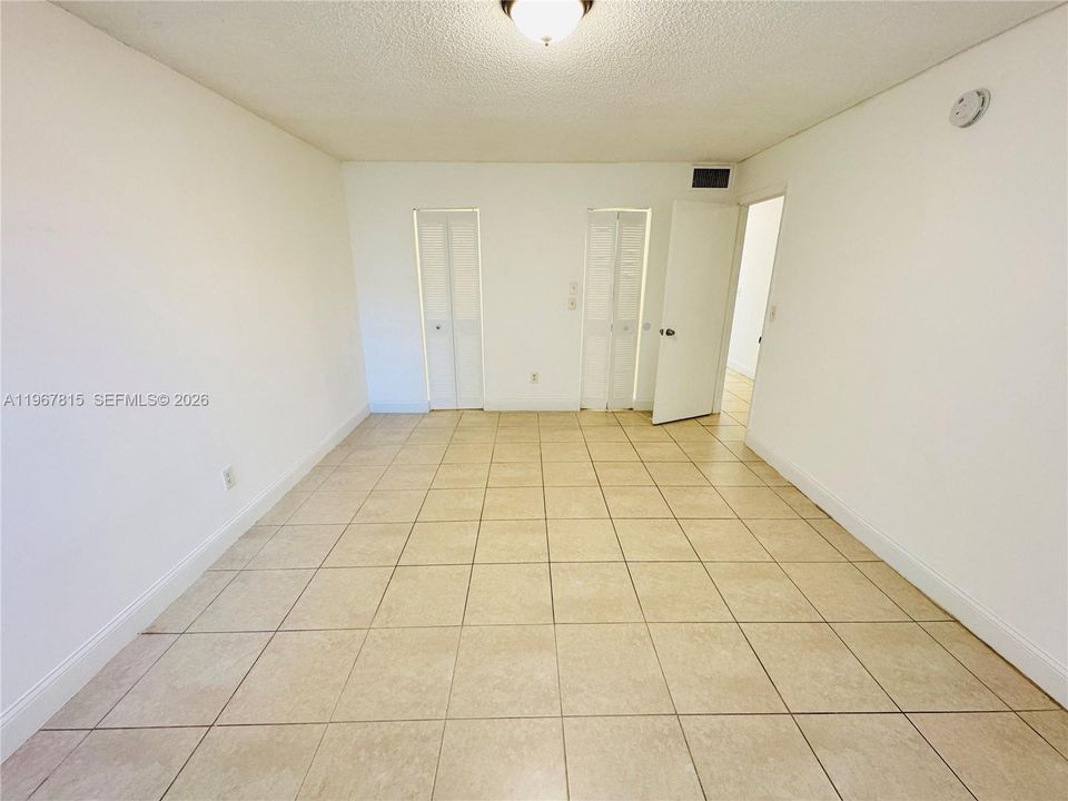 For Sale: $112,000 (1 beds, 1 baths, 735 Square Feet)