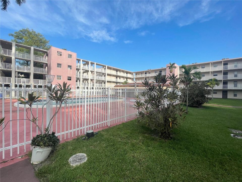 For Sale: $112,000 (1 beds, 1 baths, 735 Square Feet)