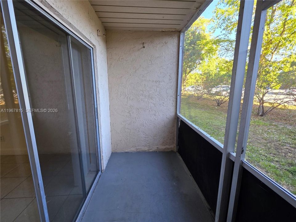 For Sale: $112,000 (1 beds, 1 baths, 735 Square Feet)