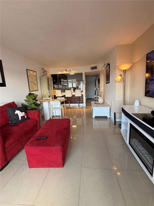 Activo con contrato: $2,250 (2 camas, 2 baños, 750 Pies cuadrados)