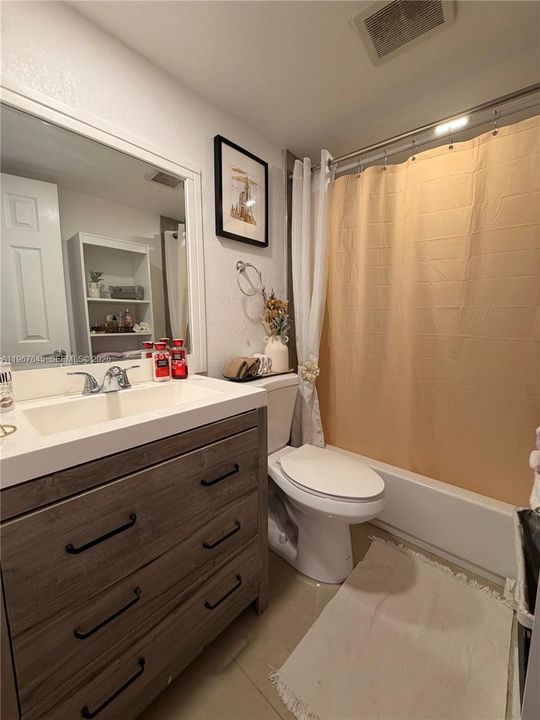 Activo con contrato: $2,250 (2 camas, 2 baños, 750 Pies cuadrados)