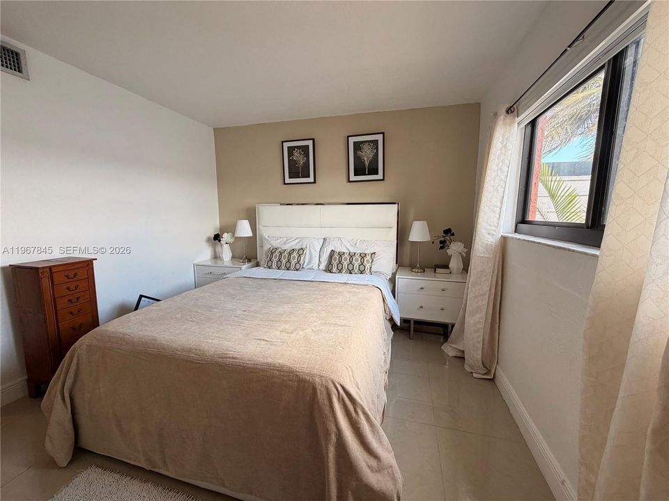 Activo con contrato: $2,250 (2 camas, 2 baños, 750 Pies cuadrados)