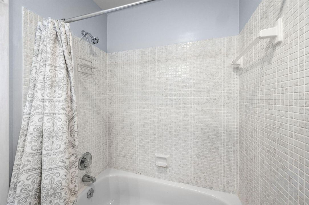 Guest Bath Tub/Shower
