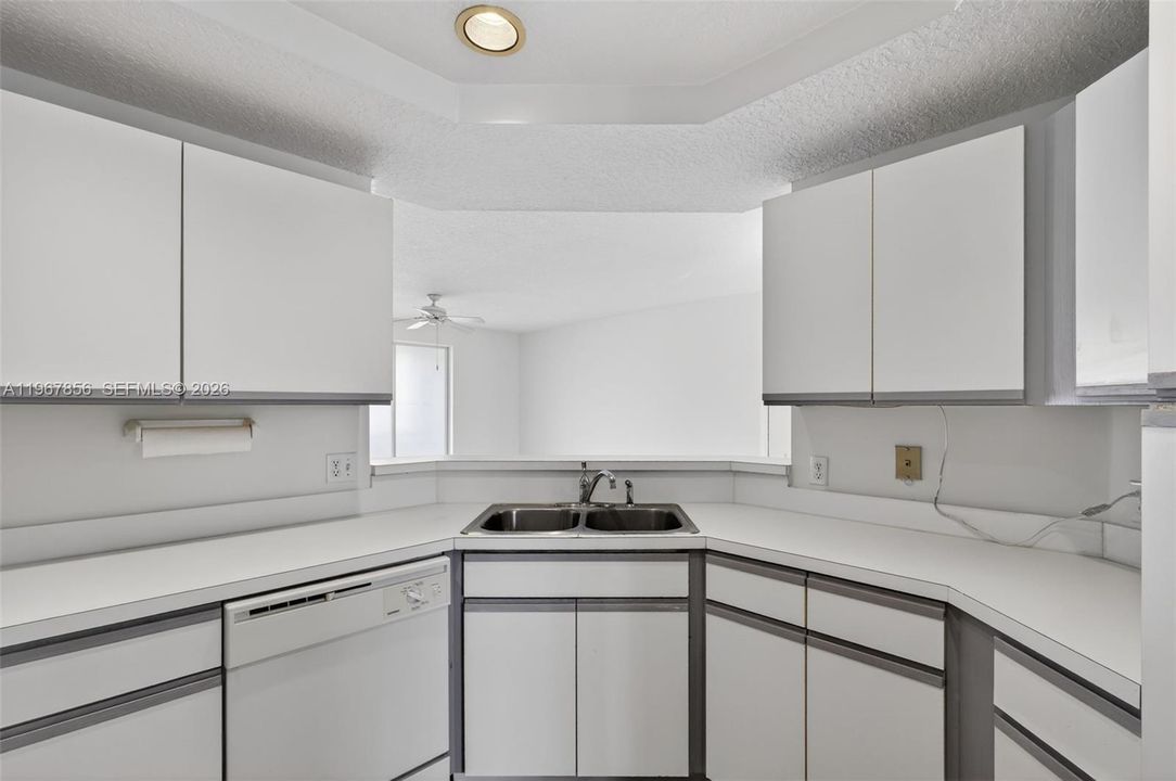 На продажу: $329,000 (2 спален, 2 ванн, 1160 Квадратных фут)