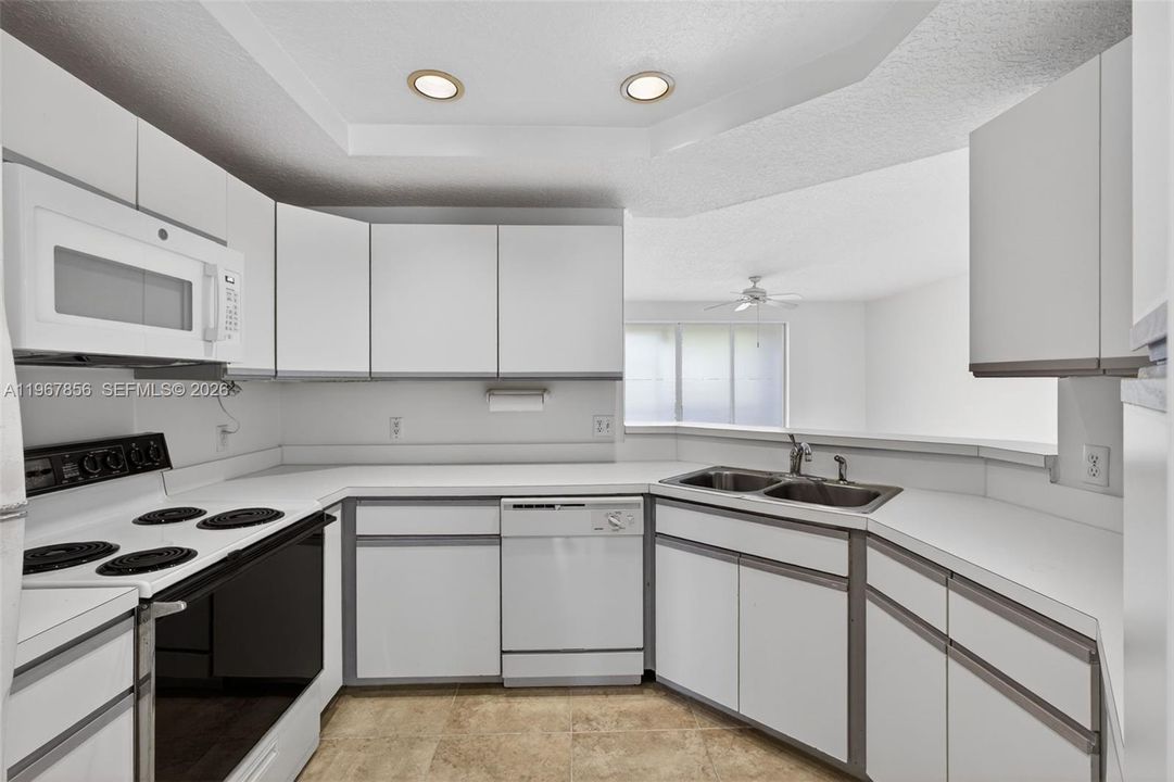 На продажу: $329,000 (2 спален, 2 ванн, 1160 Квадратных фут)