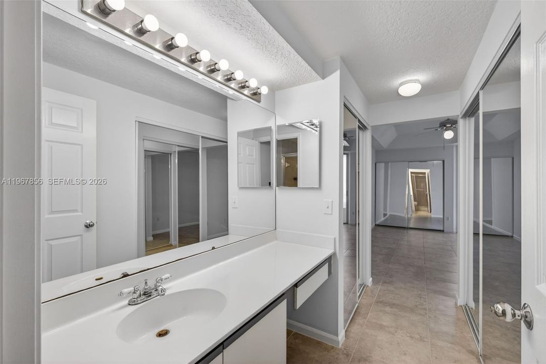 На продажу: $329,000 (2 спален, 2 ванн, 1160 Квадратных фут)