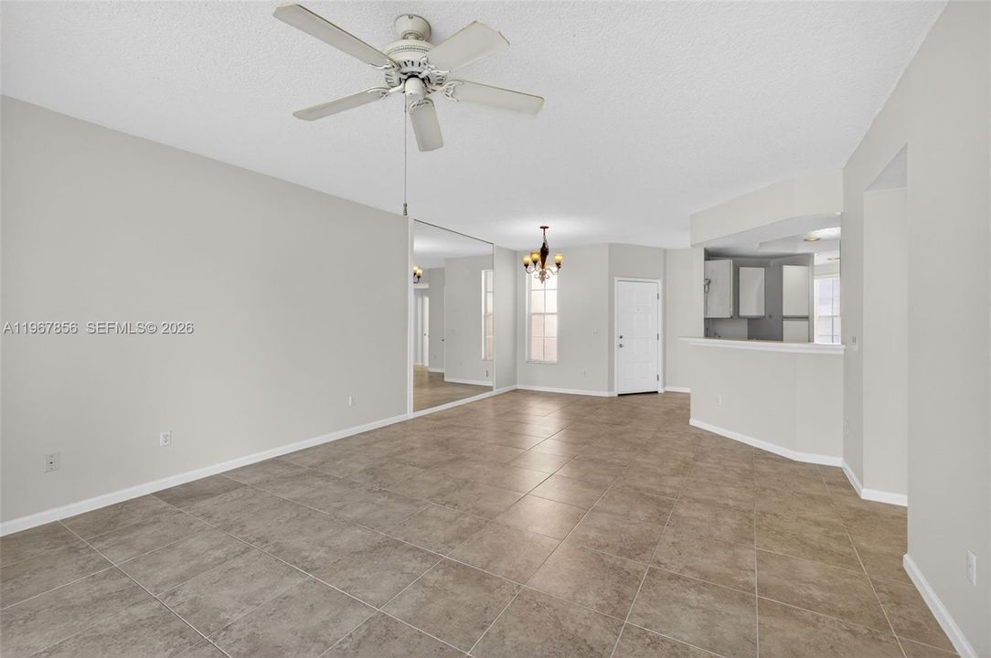 На продажу: $329,000 (2 спален, 2 ванн, 1160 Квадратных фут)