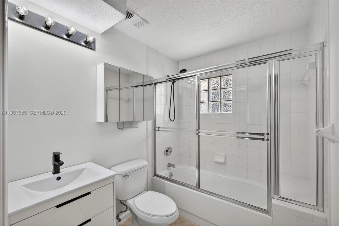 На продажу: $329,000 (2 спален, 2 ванн, 1160 Квадратных фут)