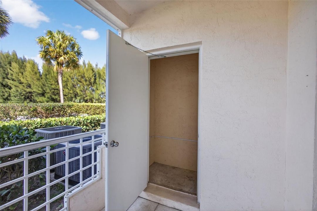 На продажу: $329,000 (2 спален, 2 ванн, 1160 Квадратных фут)