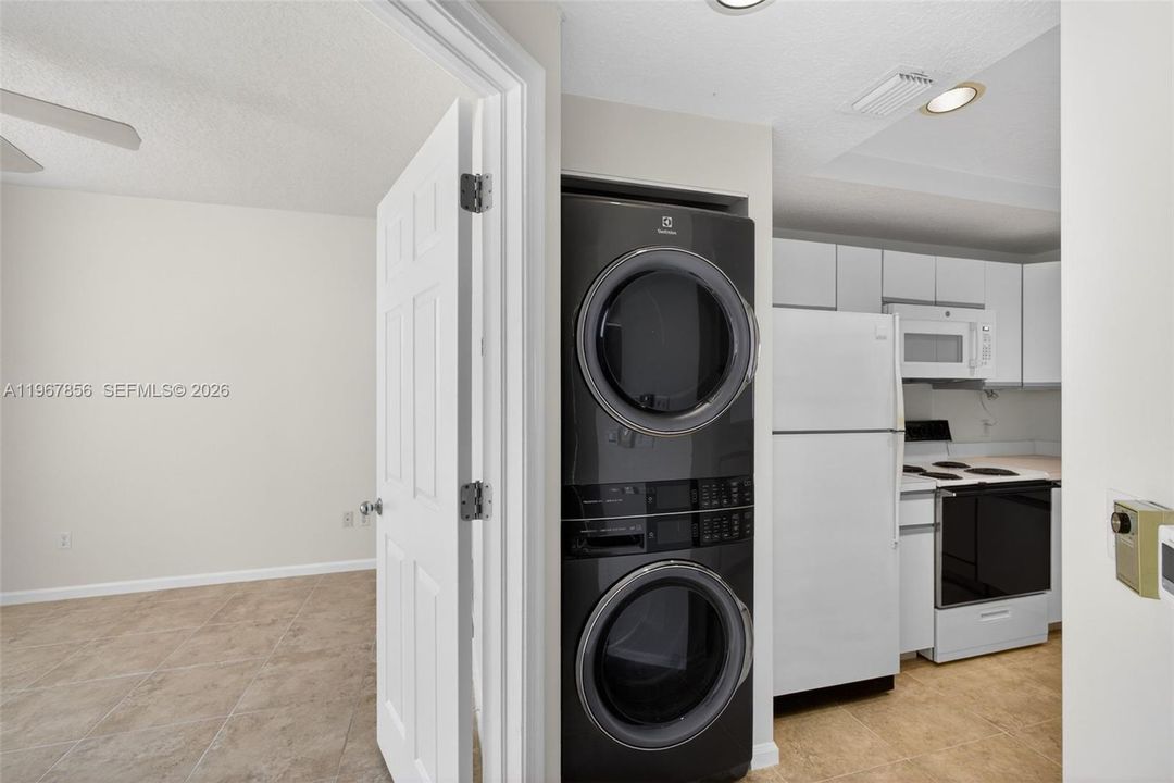 На продажу: $329,000 (2 спален, 2 ванн, 1160 Квадратных фут)