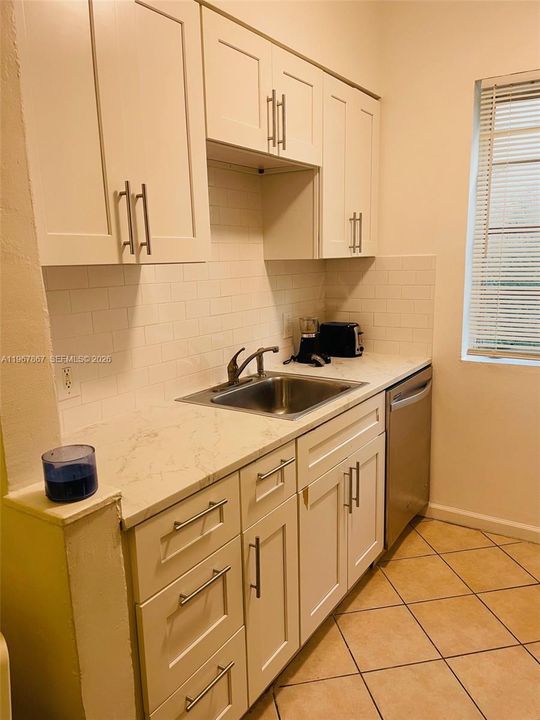 En Venta: $215,000 (0 camas, 1 baños, 430 Pies cuadrados)