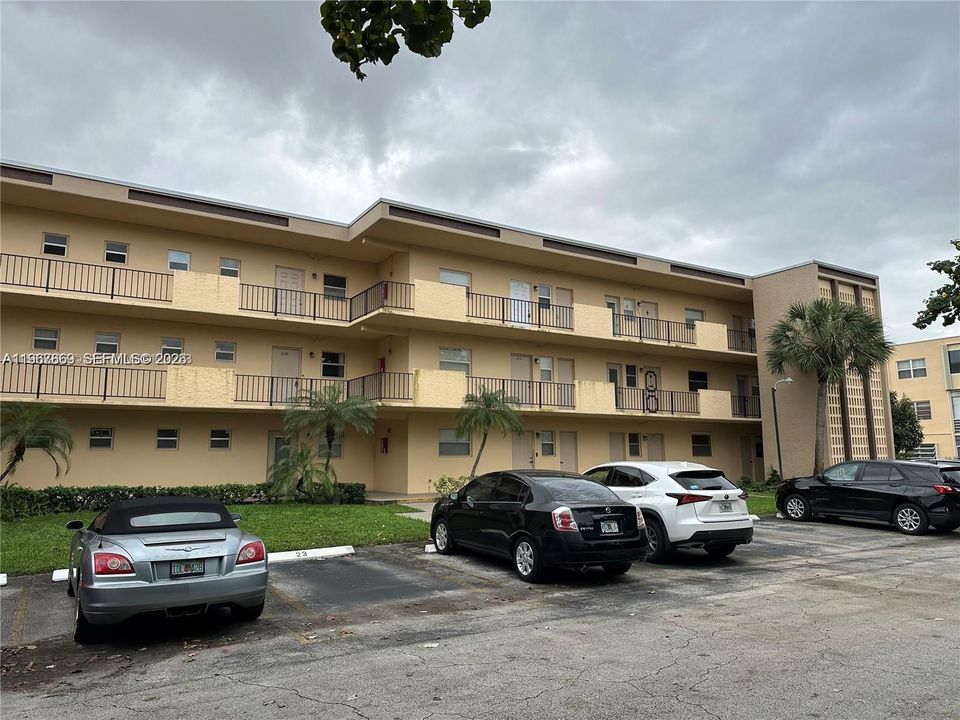 For Rent: $1,450 (1 beds, 1 baths, 920 Square Feet)