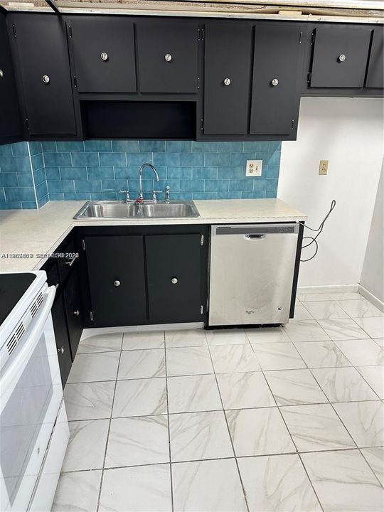 For Rent: $1,450 (1 beds, 1 baths, 920 Square Feet)