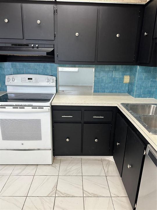 For Rent: $1,450 (1 beds, 1 baths, 920 Square Feet)