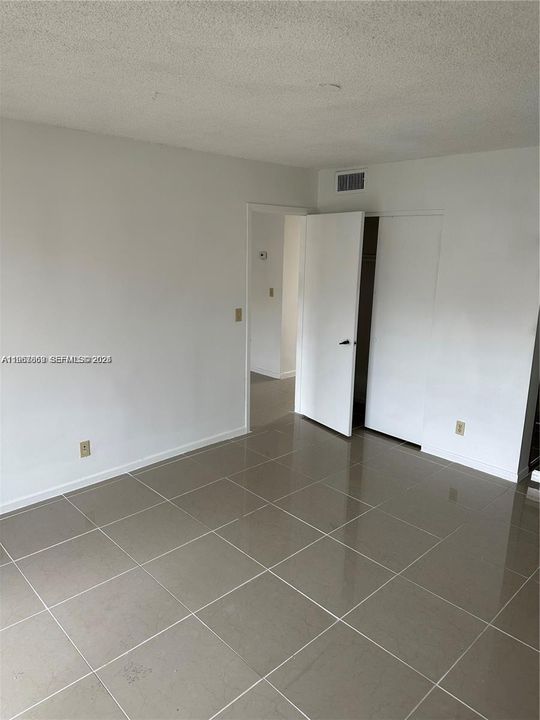 For Rent: $1,450 (1 beds, 1 baths, 920 Square Feet)