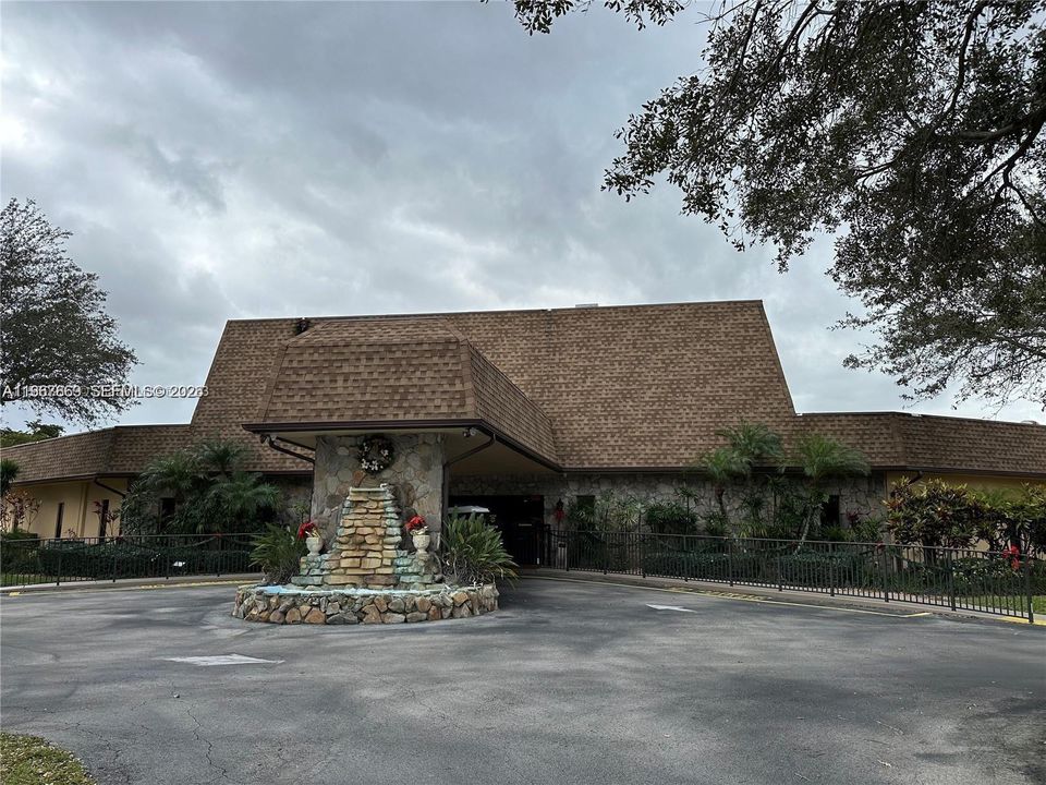 For Rent: $1,450 (1 beds, 1 baths, 920 Square Feet)