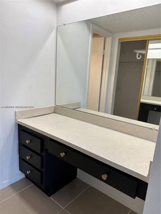 For Rent: $1,450 (1 beds, 1 baths, 920 Square Feet)