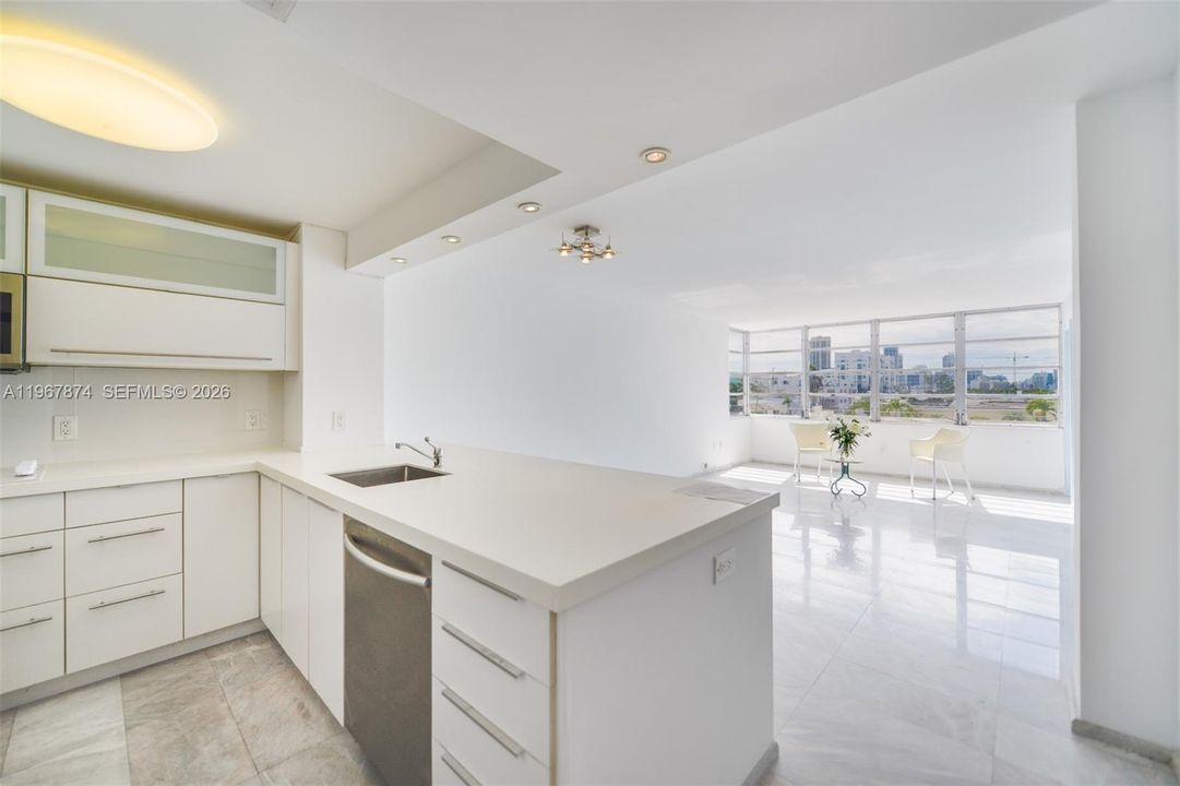 For Sale: $295,000 (1 beds, 1 baths, 750 Square Feet)