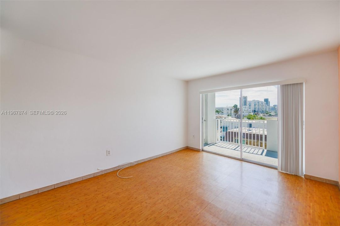 For Sale: $295,000 (1 beds, 1 baths, 750 Square Feet)