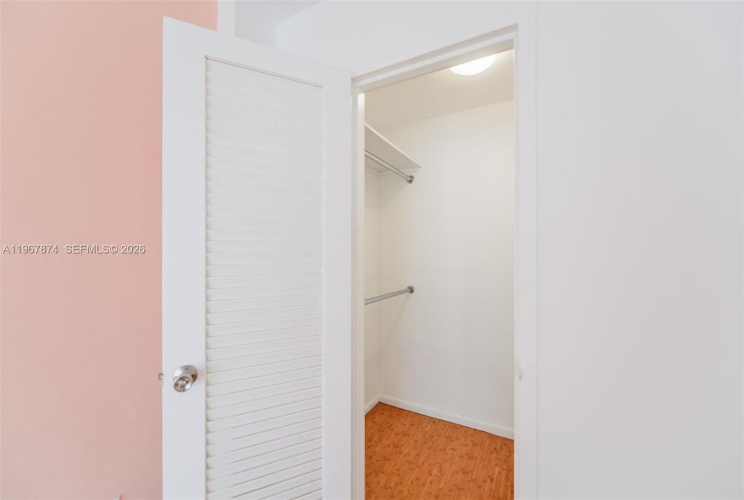 For Sale: $295,000 (1 beds, 1 baths, 750 Square Feet)