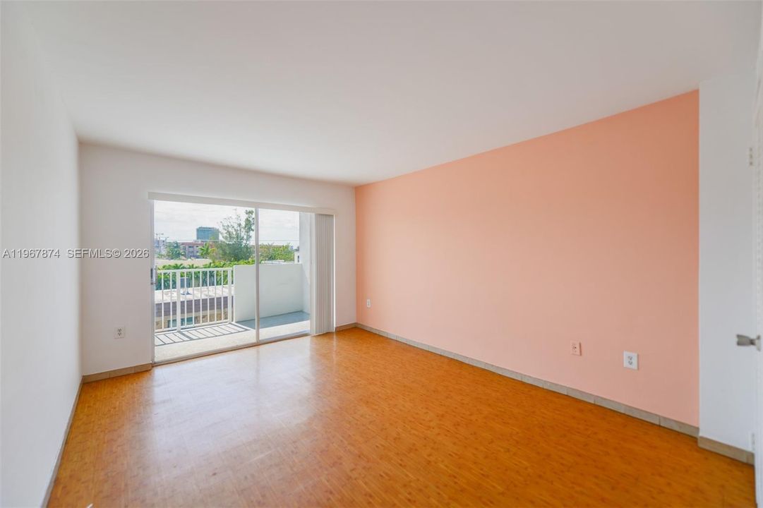 For Sale: $295,000 (1 beds, 1 baths, 750 Square Feet)