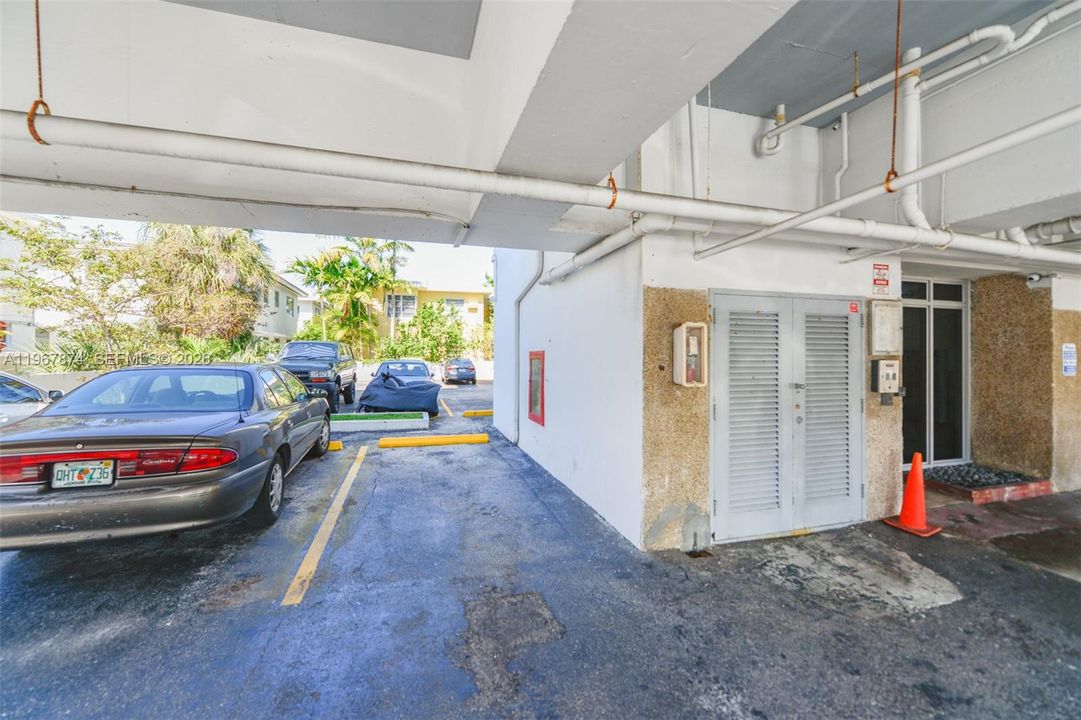 For Sale: $295,000 (1 beds, 1 baths, 750 Square Feet)