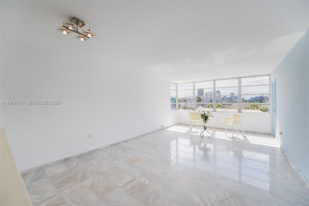 For Sale: $295,000 (1 beds, 1 baths, 750 Square Feet)