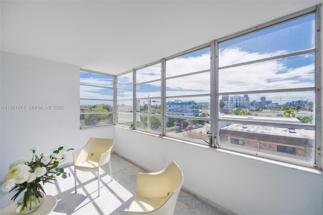 For Sale: $295,000 (1 beds, 1 baths, 750 Square Feet)