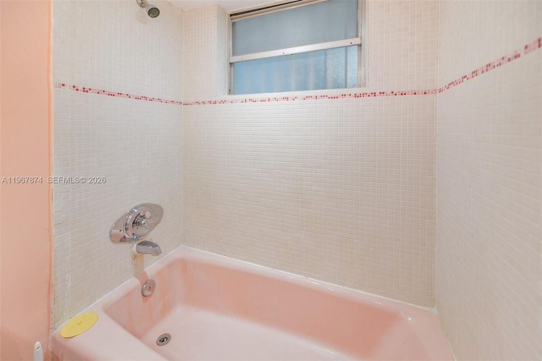 For Sale: $295,000 (1 beds, 1 baths, 750 Square Feet)