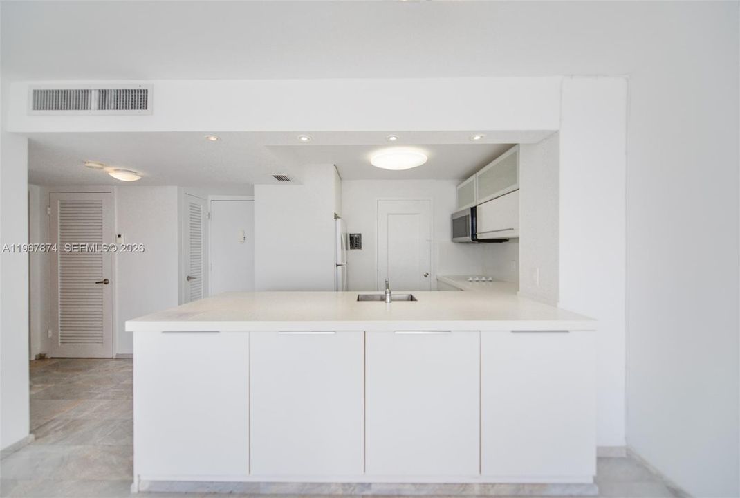 For Sale: $295,000 (1 beds, 1 baths, 750 Square Feet)