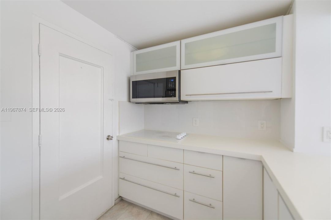 For Sale: $295,000 (1 beds, 1 baths, 750 Square Feet)