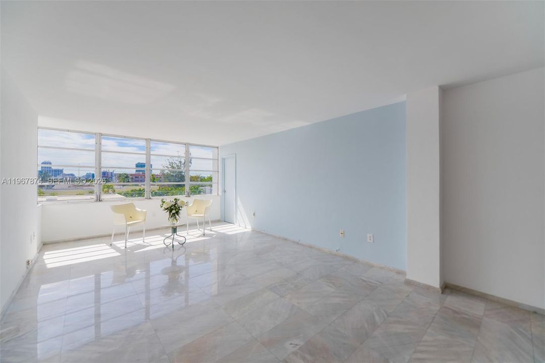 For Sale: $295,000 (1 beds, 1 baths, 750 Square Feet)