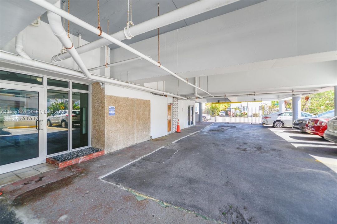 For Sale: $295,000 (1 beds, 1 baths, 750 Square Feet)