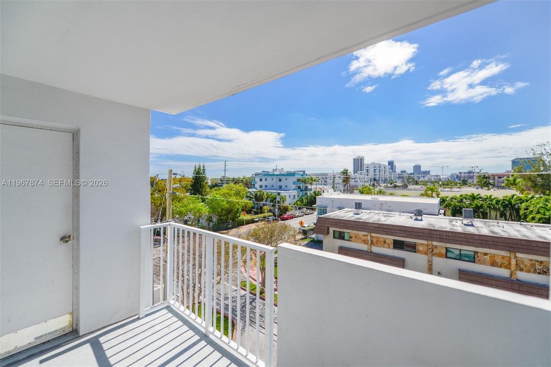 For Sale: $295,000 (1 beds, 1 baths, 750 Square Feet)