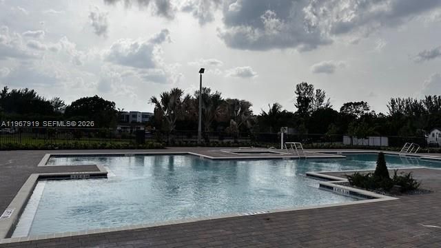 En Venta: $485,000 (3 camas, 3 baños, 1328 Pies cuadrados)