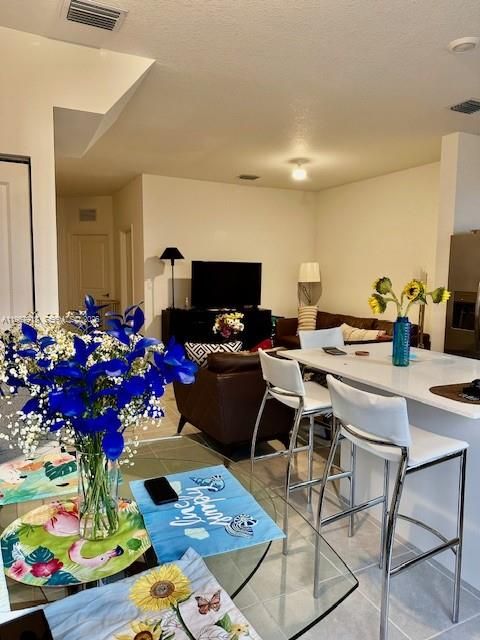 En Venta: $485,000 (3 camas, 3 baños, 1328 Pies cuadrados)