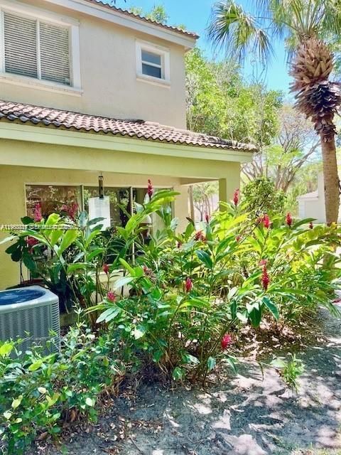 For Sale: $365,000 (3 beds, 2 baths, 1427 Square Feet)