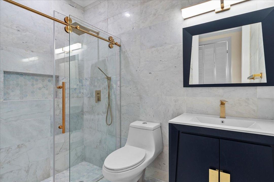 Guest bathroom 2