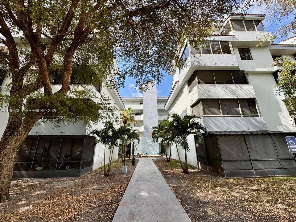 Activo con contrato: $225,000 (2 camas, 2 baños, 1132 Pies cuadrados)