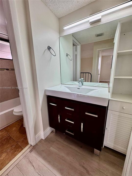 Activo con contrato: $225,000 (2 camas, 2 baños, 1132 Pies cuadrados)