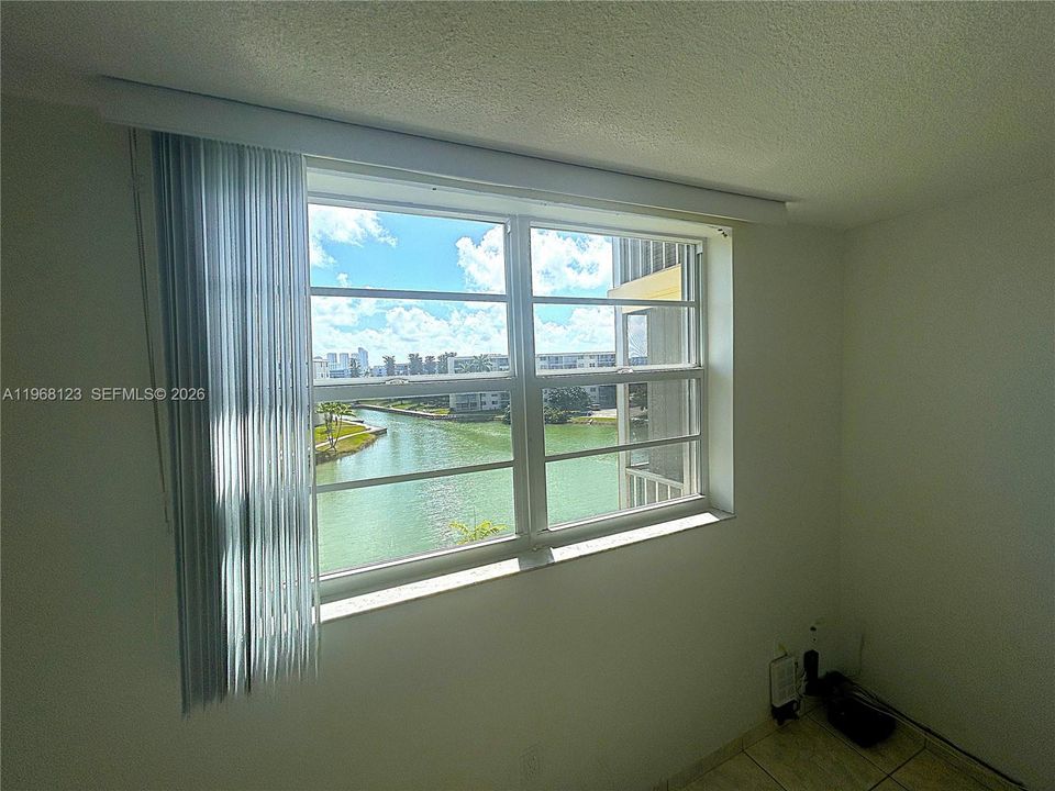 For Sale: $164,500 (1 beds, 1 baths, 768 Square Feet)
