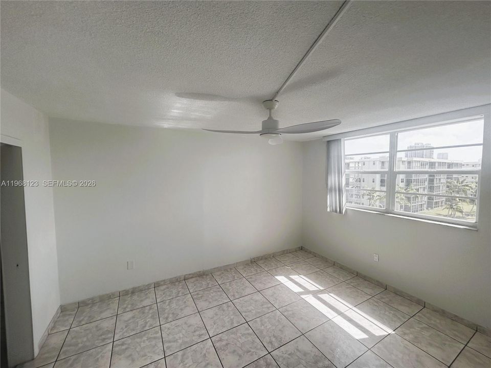 For Sale: $164,500 (1 beds, 1 baths, 768 Square Feet)
