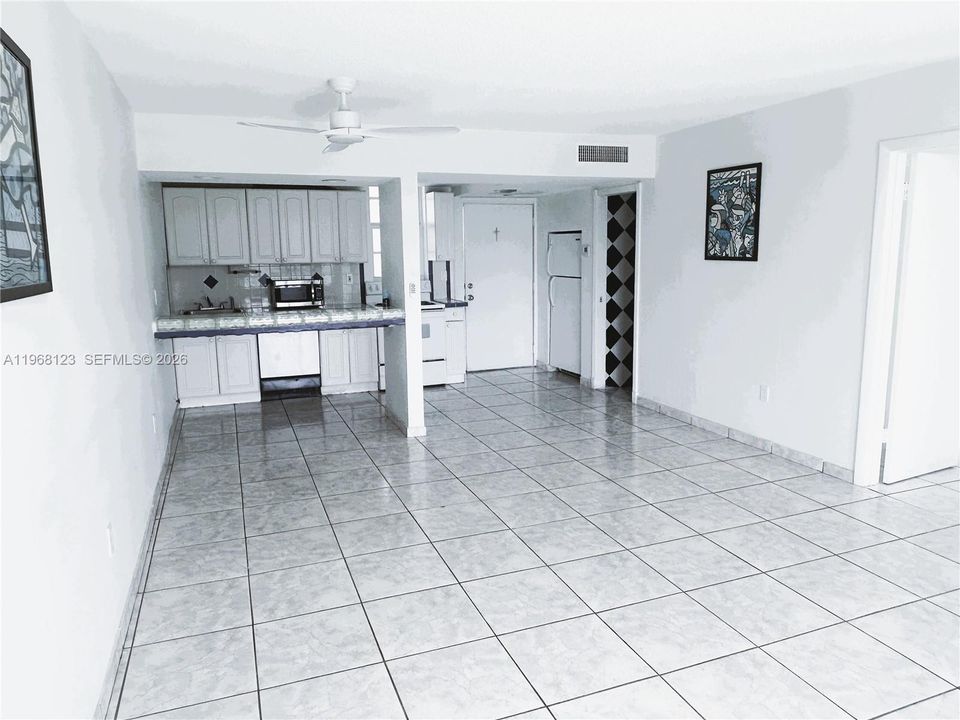 For Sale: $164,500 (1 beds, 1 baths, 768 Square Feet)