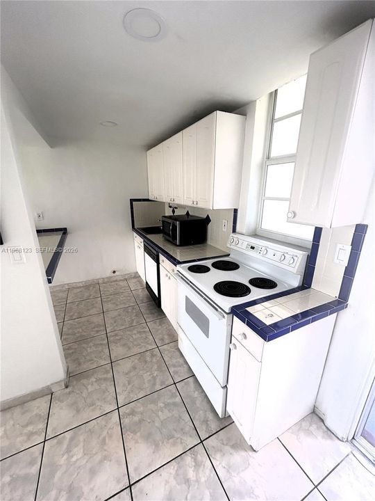 For Sale: $164,500 (1 beds, 1 baths, 768 Square Feet)
