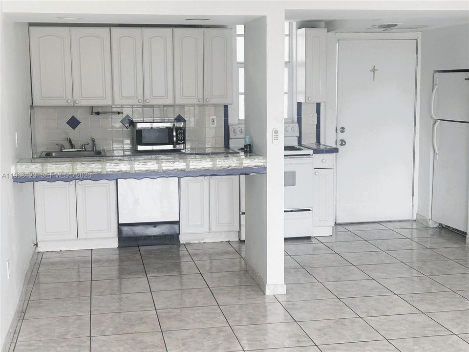 For Sale: $164,500 (1 beds, 1 baths, 768 Square Feet)