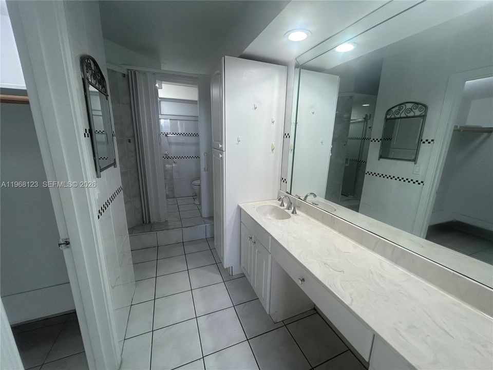 For Sale: $164,500 (1 beds, 1 baths, 768 Square Feet)