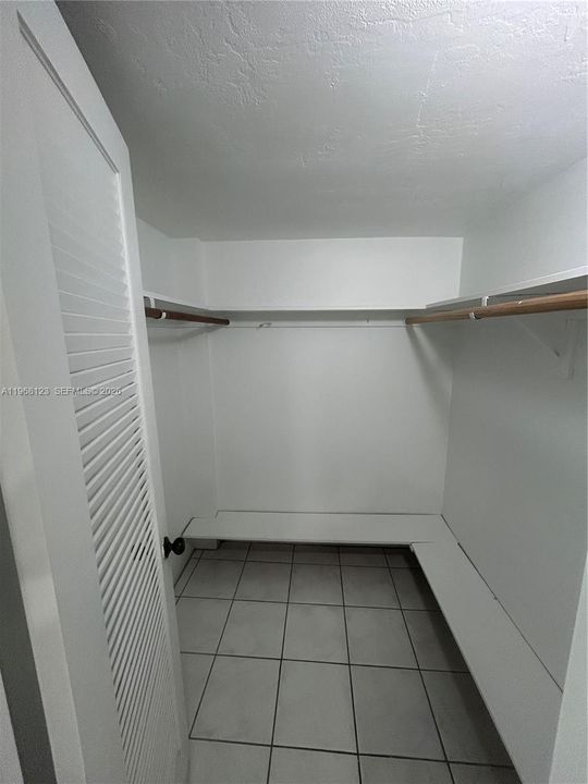 For Sale: $164,500 (1 beds, 1 baths, 768 Square Feet)