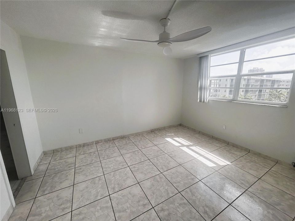 For Sale: $164,500 (1 beds, 1 baths, 768 Square Feet)