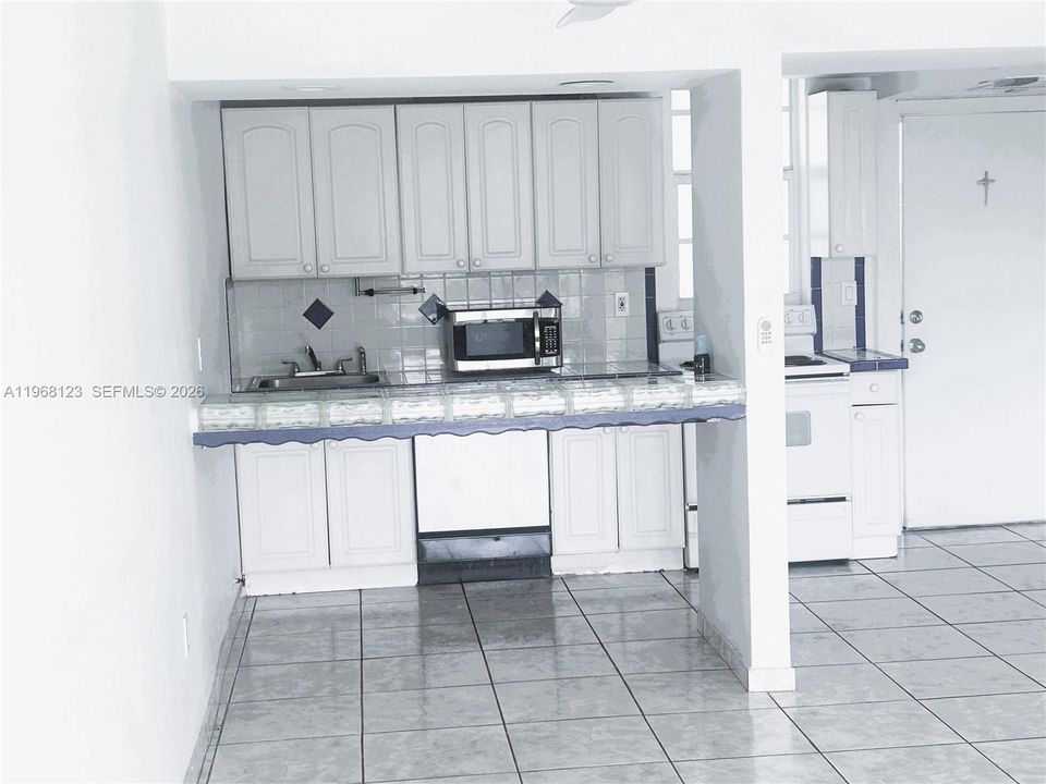For Sale: $164,500 (1 beds, 1 baths, 768 Square Feet)